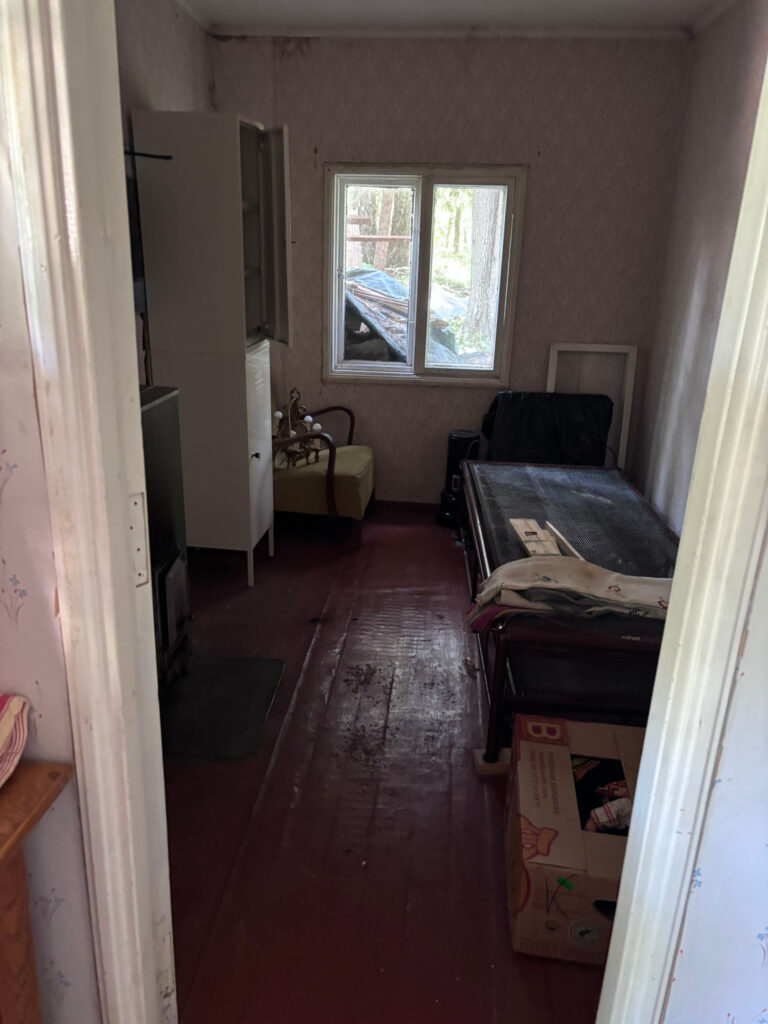 Clean and decluttered cottage bedroom after removing the boxes.